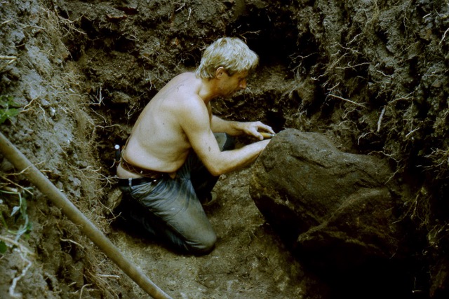 Stuer, Wasserburg, Ehrenamtl. Denkmalpfleger S.Weckwerth bei Ausgrabungen, 1980er Jahre