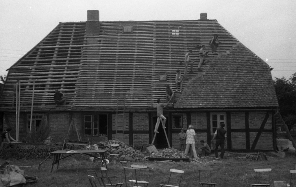 Verlatten und Decken des Daches mit Biberschwanzziegeln, Wohn-Stall-Haus eines Erbpachtbauern von 1832 in Stuer/ Mecklenburg