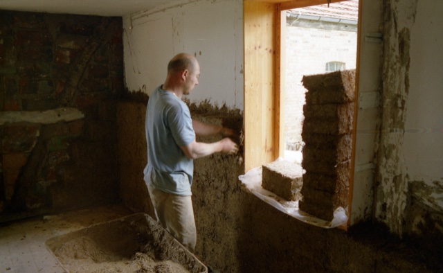 Setzen der Innendämmung aus Stroh-Lehm-„Steinen“ mit Lehm aus der Grube, Wohn-Stall-Haus eines Erbpachtbauern von 1832 in Stuer/ Mecklenburg