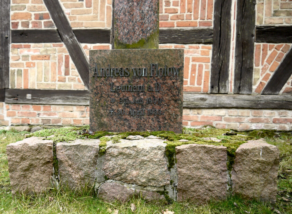 Stuer, Friedhof, Grabkreuz für Andreas von Flotow von 1933