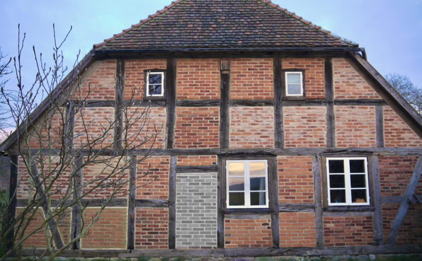 Wohn-Stall-Haus eines Erbpachtbauern von 1832 in Stuer/ Mecklenburg, Ost-Giebel, nach Rekonstruktion, ursprünglicher Altenteileingang markiert