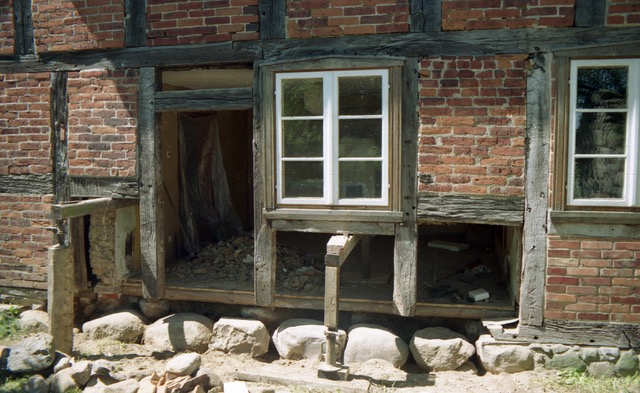 Ersatz der Schwelle auf der Ostseite, Wohn-Stall-Haus eines Erbpachtbauern von 1832 in Stuer/ Mecklenburg,