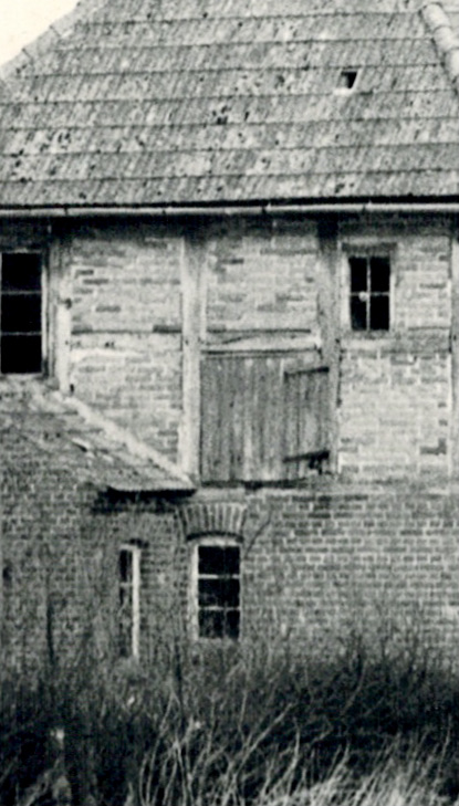 Ursprüngliche Klappe zum Dachgeschoß als Bergeraum, Westseite, Wohn-Stall-Haus eines Erbpachtbauern von 1832 in Stuer/ Mecklenburg