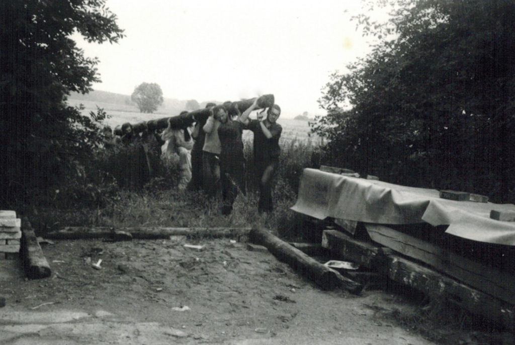 Feierunterbrechung für einen Materialtransport, 1982, Foto: Voerster, S.