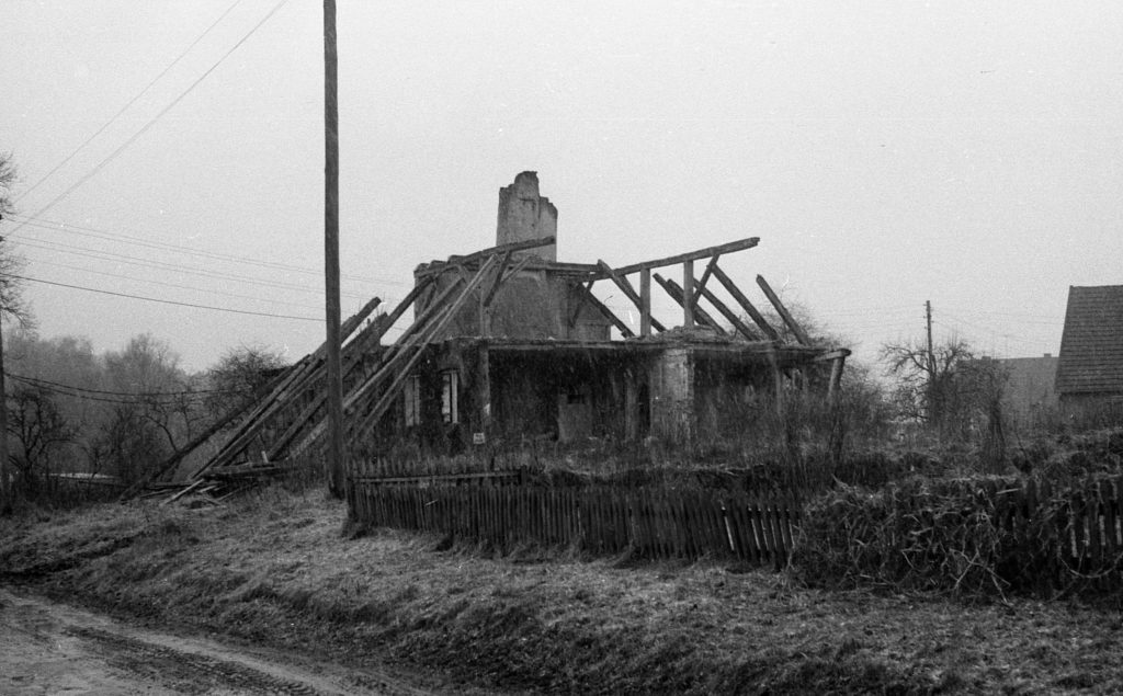 Rückbau des aufgegebenen Fachwerkgebäudes im Dorf Stuer, 1987