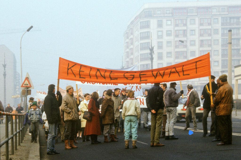 Demonstrationszug am 3.12.1989, Friedrichstraße, Foto und copyright: Robert Conrad